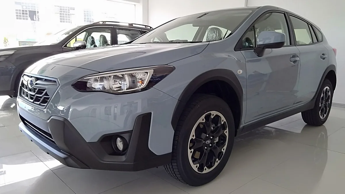 2021年のXV 1.6iを斜め前から見た外観。グレーがかった青の車体にブラックのホイールアーチが付く