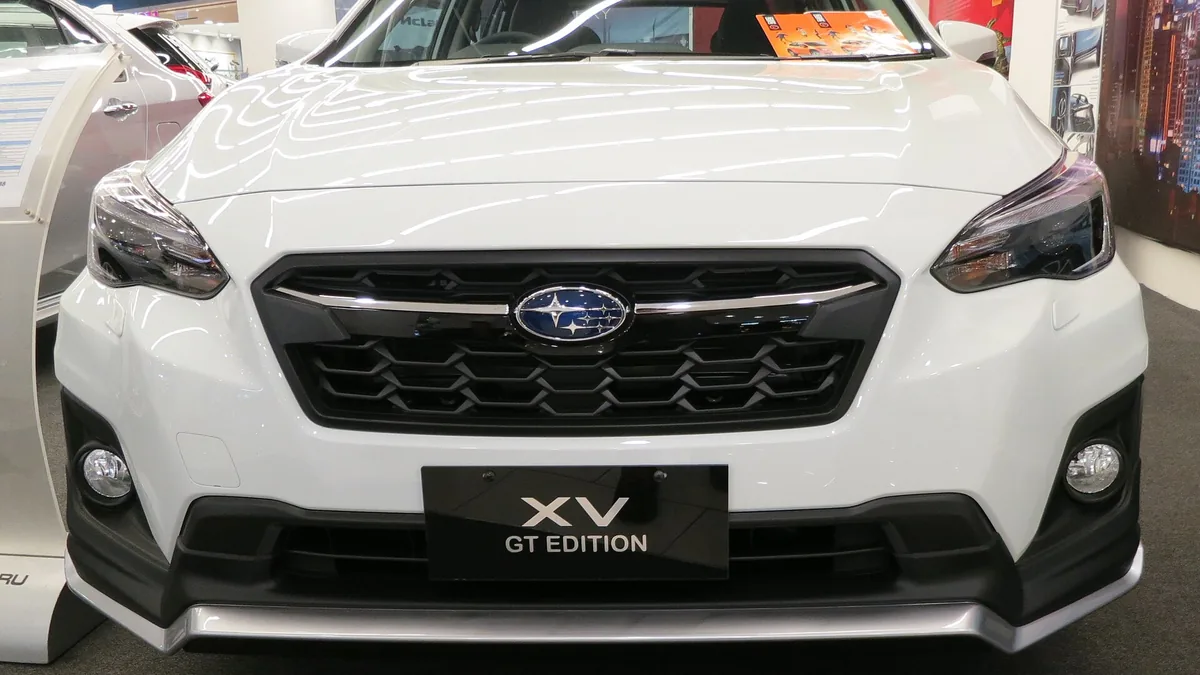 2019年のXV 2.0i-P GT Editionを正面から見た外観。大きな六角形のグリルとブラックの下部バンパーが見える