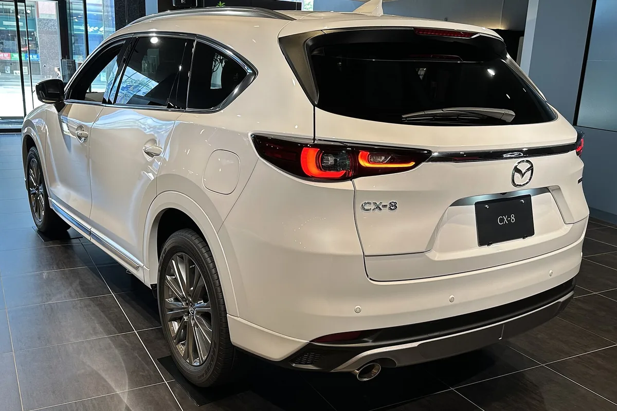 マツダ CX-8（XD Exclusive Mode・6人乗り）を斜め後ろから見た写真。縦長のテールランプと大きなリアゲートが見える