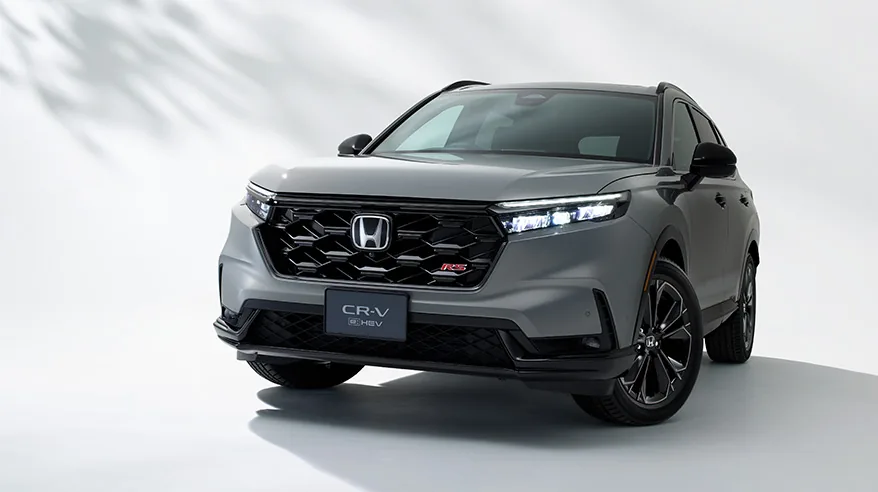 灰色のCR-V（6代目）を正面寄りに見た外観。白いスタジオ背景で、黒いグリルとホイールが見える