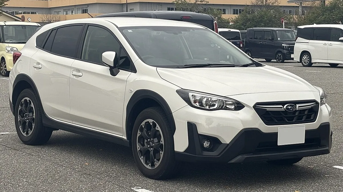 白いXV 2.0e-L EyeSightを右斜め前から写した外観。2020年9月の改良後の顔つきで、黒いホイールと黒い樹脂のフェンダーが付く