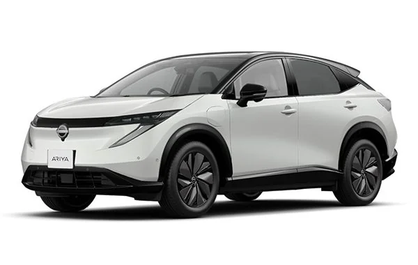 白いボディの日産アリアを左前から見た外観。黒いルーフと黒いホイールの組み合わせ