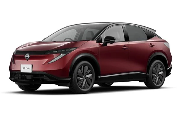 赤いボディの日産アリアを左前から見た外観。黒いルーフと黒いホイールの組み合わせ