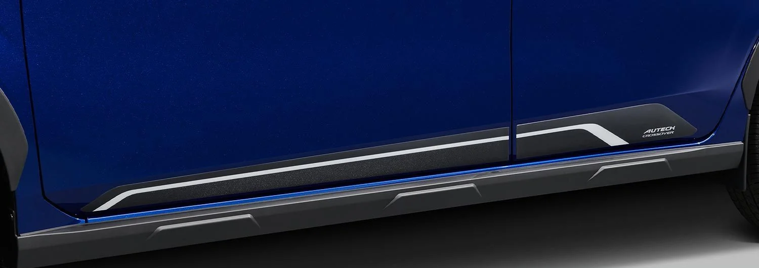 青い車体の側面の下側。ドアの下に黒と銀の帯の飾りが付き、後ろのドアにAUTECH CROSSOVERの文字が入る