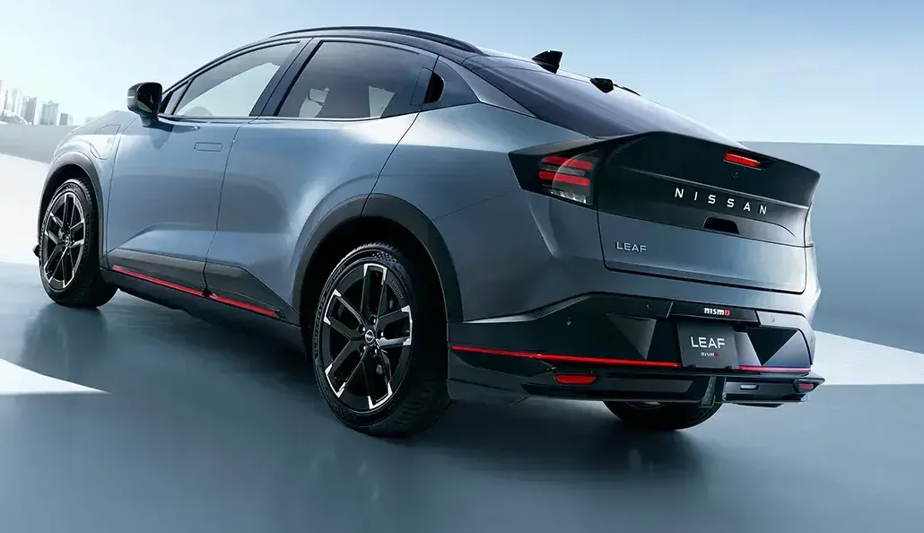 日産リーフ NISMOを右斜め後ろから見た外観。灰色がかった青のボディで、リアバンパーと側面の下端に赤い線が入る