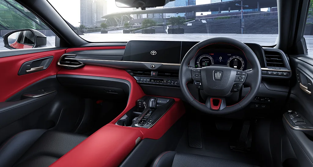 クラウン スポーツの運転席まわり。赤い加飾のダッシュボードに、センターディスプレイとシフトまわり、メーターが並ぶ