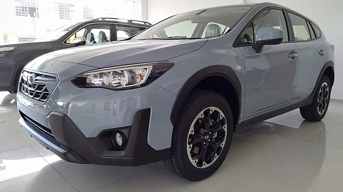 2021年のXV 1.6iを斜め前から見た外観。グレーがかった青の車体にブラックのホイールアーチが付く