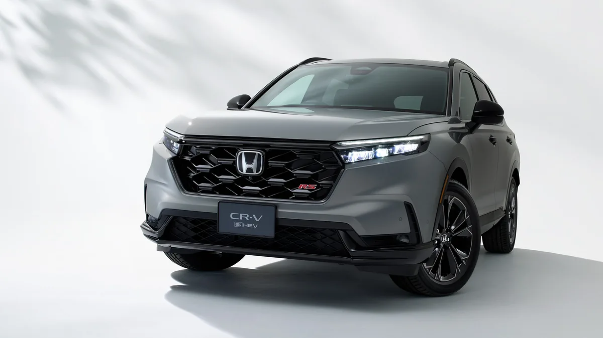 灰色のCR-V（6代目）を正面寄りの斜め前から見た外観。黒いグリルとヘッドライトが見える