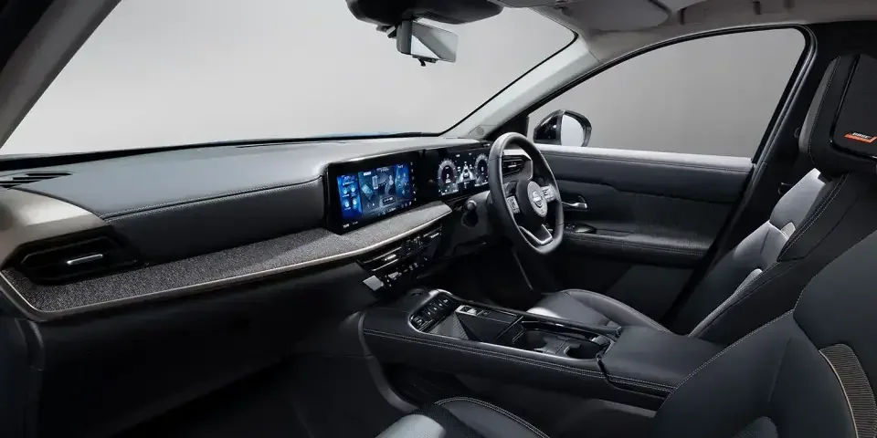 キックスの運転席まわり。横長のディスプレイがダッシュボードの中央に並び、右側にステアリングが見える