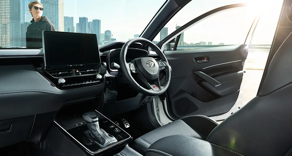 カローラ クロス GR SPORTの運転席まわり。大きなセンターディスプレイとシフトレバー、GRのエンブレム入りステアリングが見える
