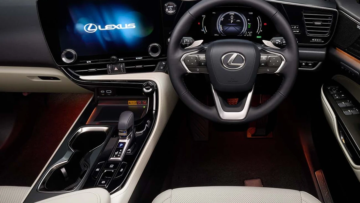 レクサスNXの運転席まわり。ステアリング、横長のディスプレイ、シフトレバーが見える