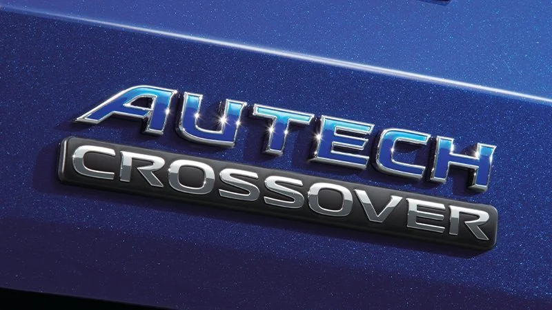 青い車体に付く「AUTECH CROSSOVER」のエンブレム。AUTECHの文字は青、CROSSOVERは銀色