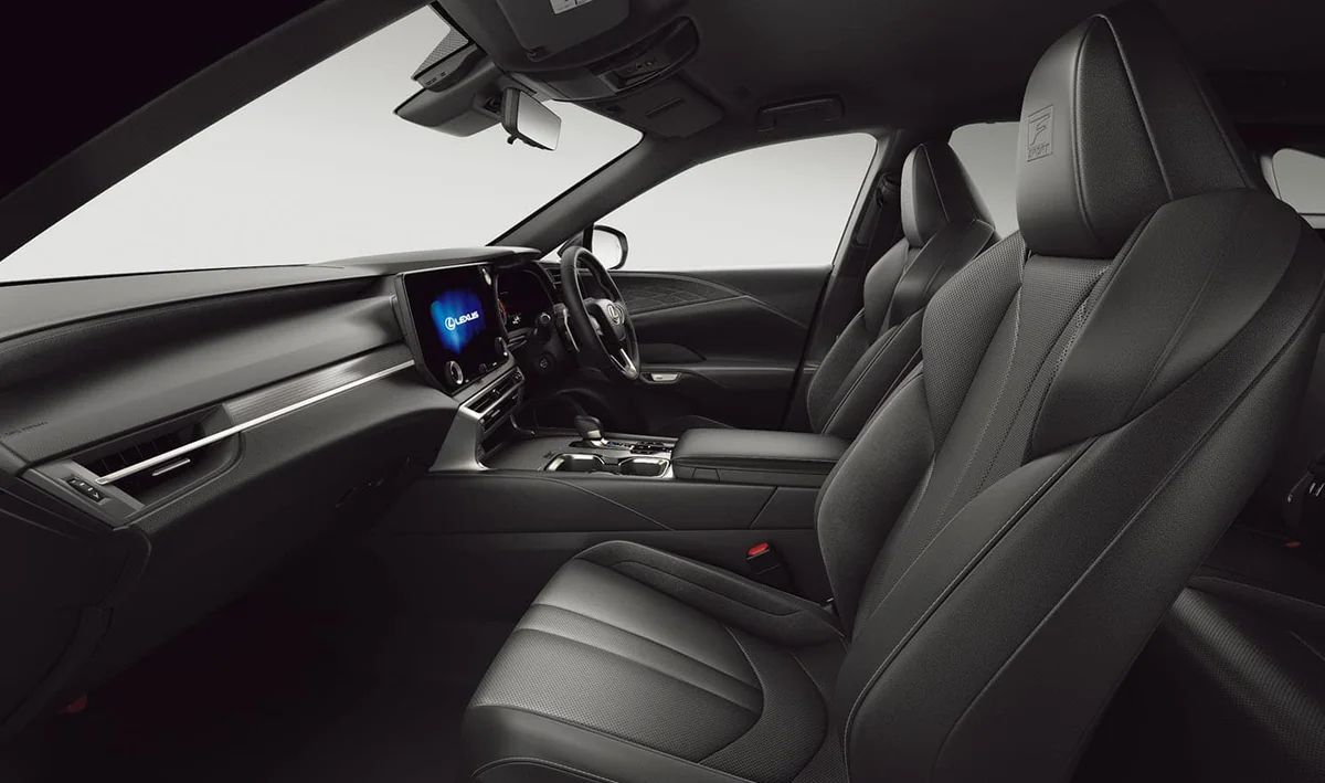 レクサスRXの運転席まわりと前席。黒い内装で、センターディスプレイとシフト、ステアリングが見える
