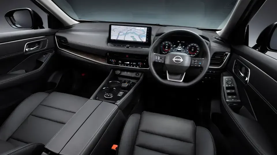 現行エクストレイルの運転席まわり。ダッシュボード中央にナビの画面、右にステアリングとシフトまわりが見える
