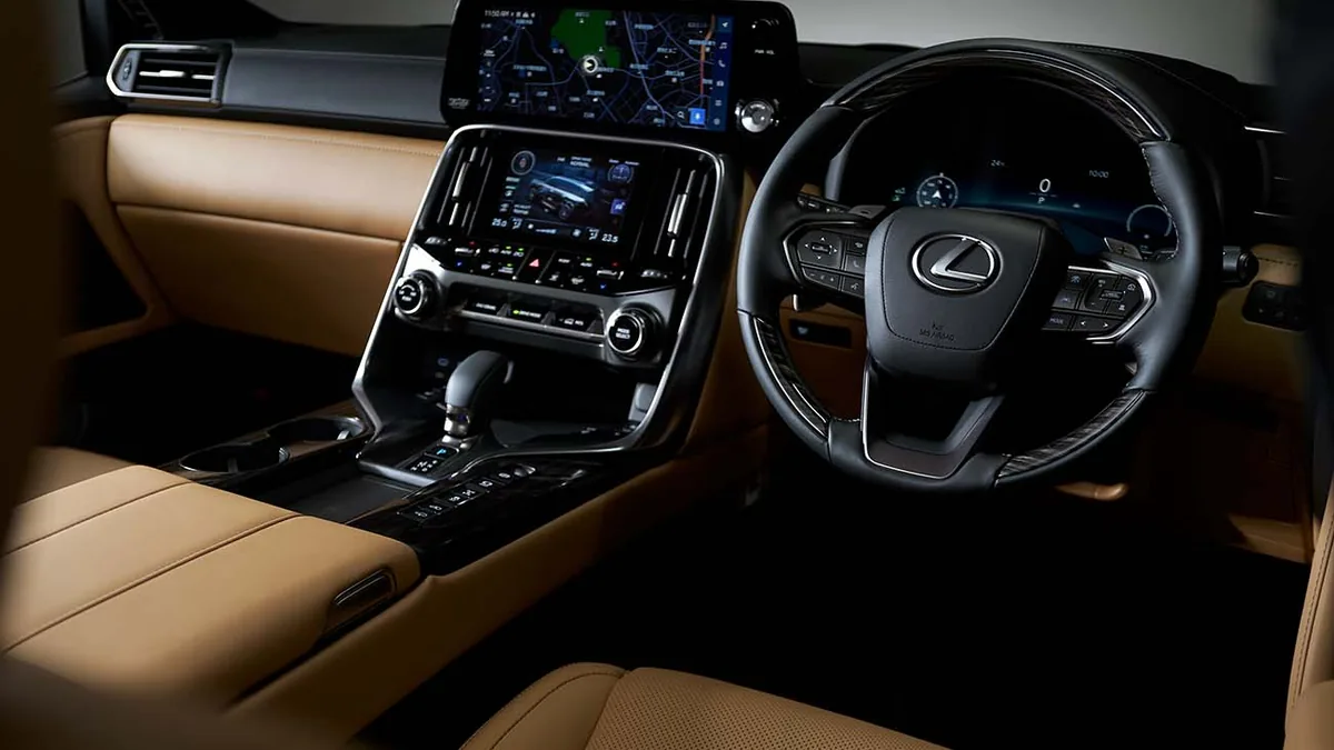レクサスLXの運転席まわり。ベージュ色の革の内装、大きなセンターディスプレイとステアリングが見える