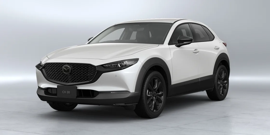 マツダCX-30（エクリプスクロスではありません）を斜め前から見た外観。白いボディで、フロントグリルにマツダのエンブレム、ナンバープレートの位置にCX-30の表示が見える