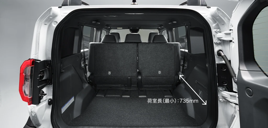ランドクルーザーFJの荷室。リヤシートを立てた状態で、荷室長(最小)735mmの寸法が示されている