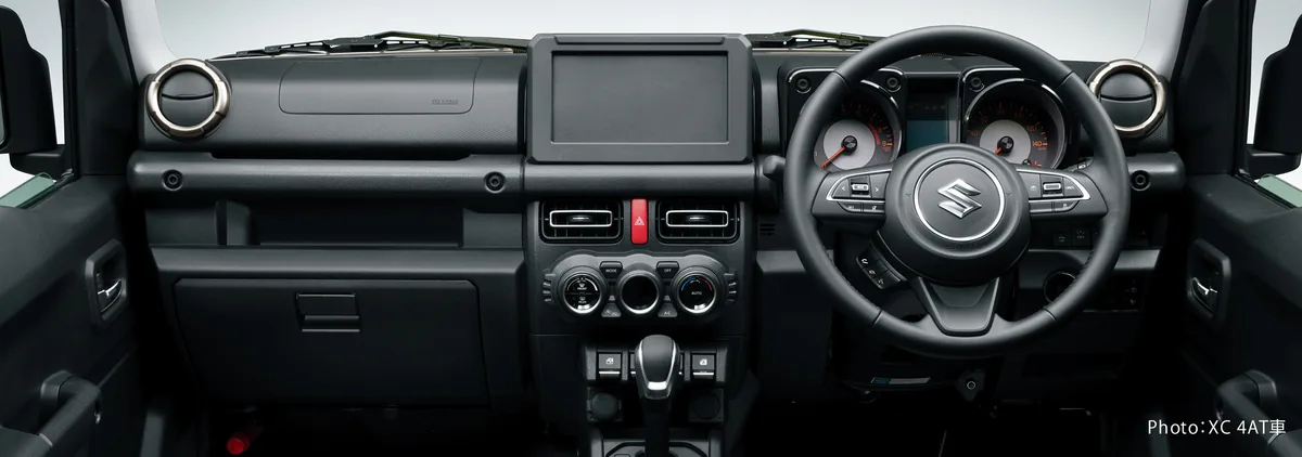 ジムニーの運転席まわりを正面から見た様子。ステアリングの右にメーター、中央にディスプレイが並ぶ
