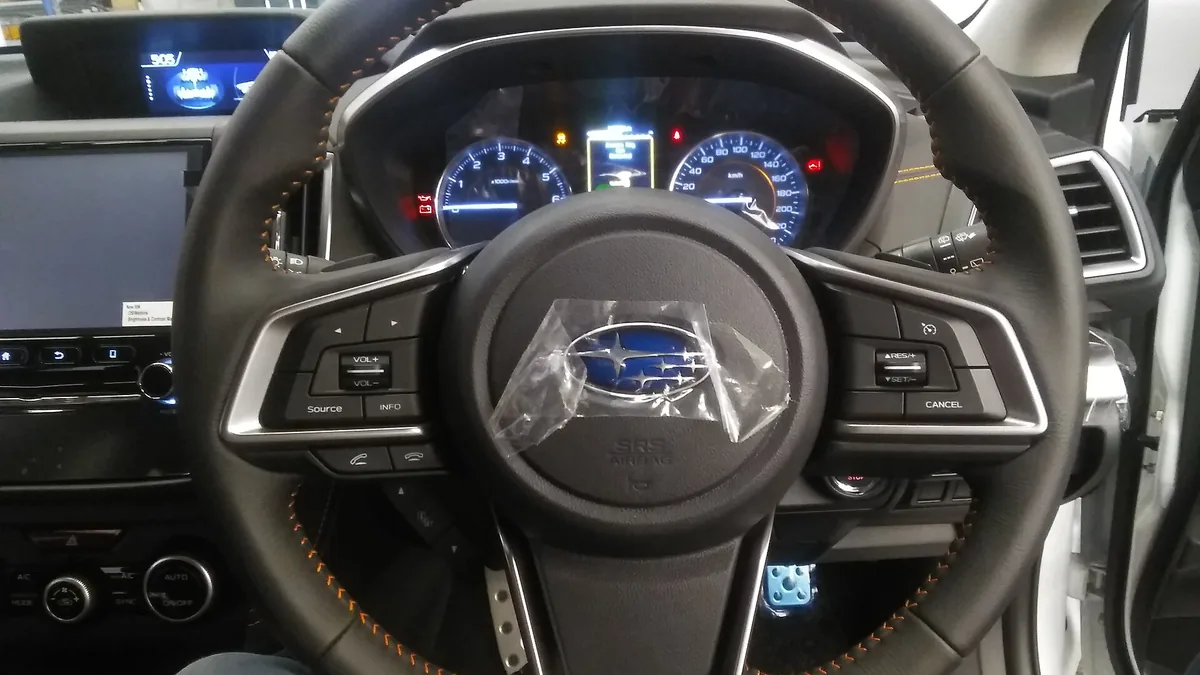 XV 2.0i-P GT Edition のステアリングとメーターパネル。オレンジのステッチと2眼メーターが見える
