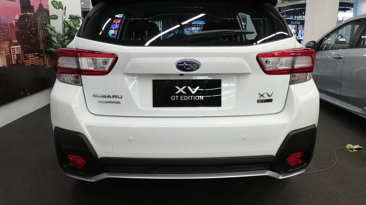 2019年のXV 2.0i-P GT Editionを真後ろから見た外観。テールランプとリアバンパー、車名のバッジが見える