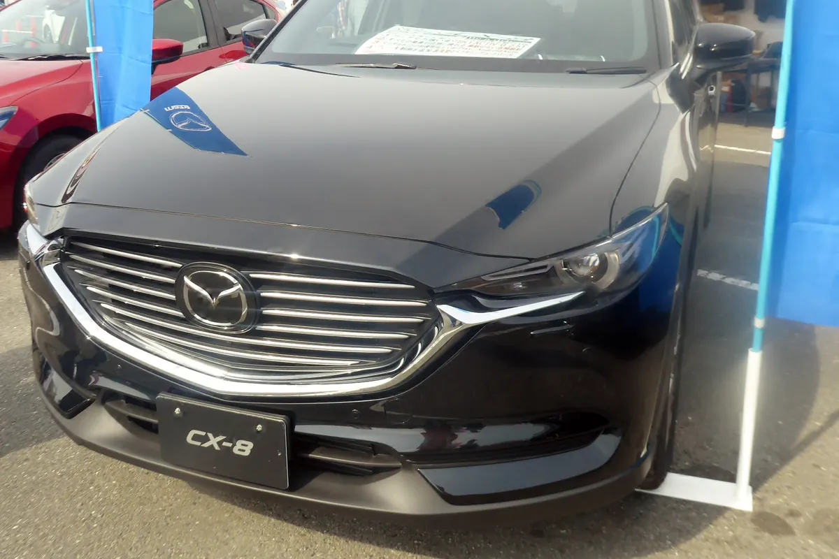 マツダ CX-8（25T L Package）の前面を写した写真。シグネチャーウイングの大きなグリルと「CX-8」のプレートが見える