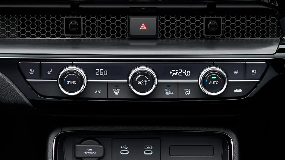 CR-V（6代目）のエアコン操作部。左右の端にシートヒーターのボタンが並ぶ