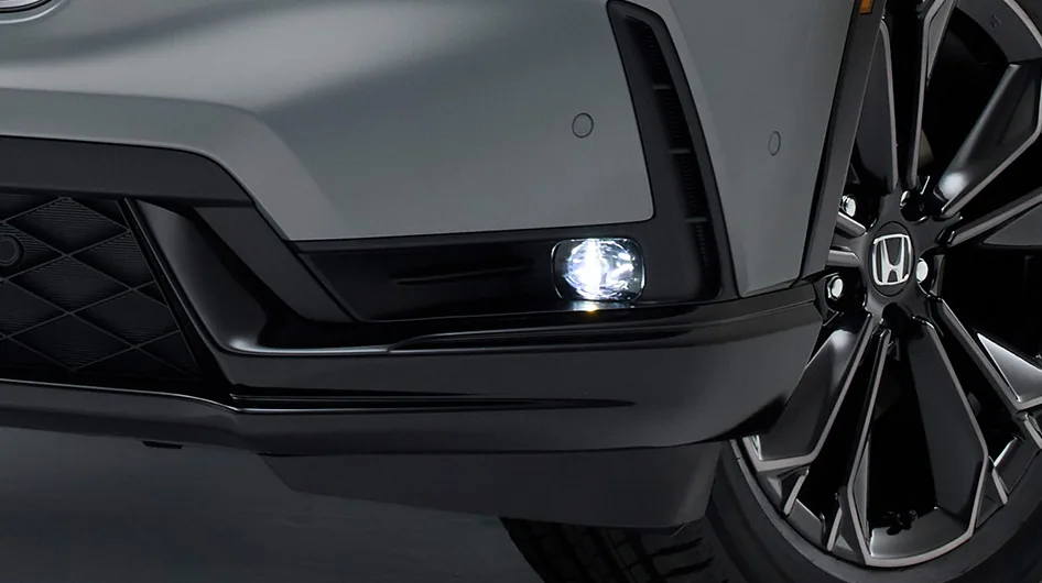 CR-V（6代目）の前バンパー下部とホイール。フォグランプと黒いホイールが写る