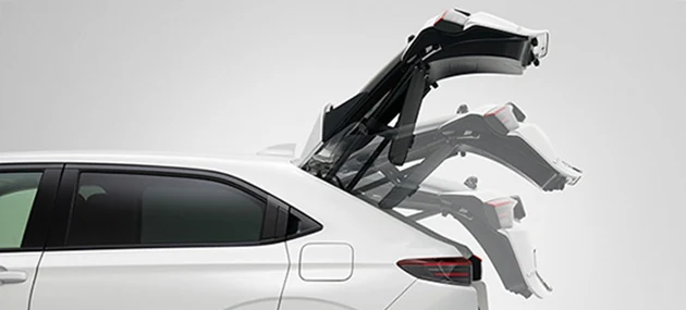 ヴェゼルの白い車体の後ろ側面。テールゲートが開いていく動きが、位置を変えて重なって写る