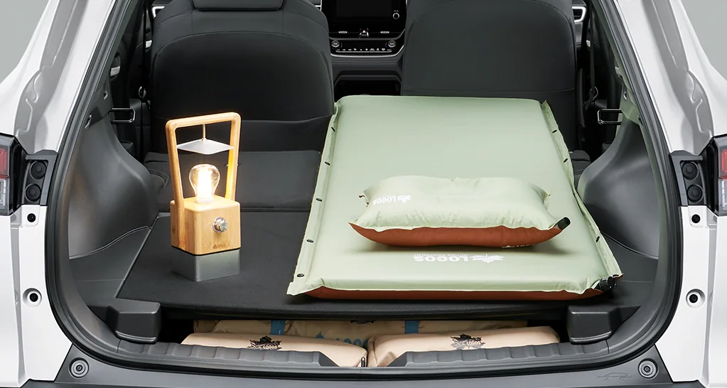 後席を倒したカローラ クロスの荷室。フラットな床にマットとランタンを置いた様子
