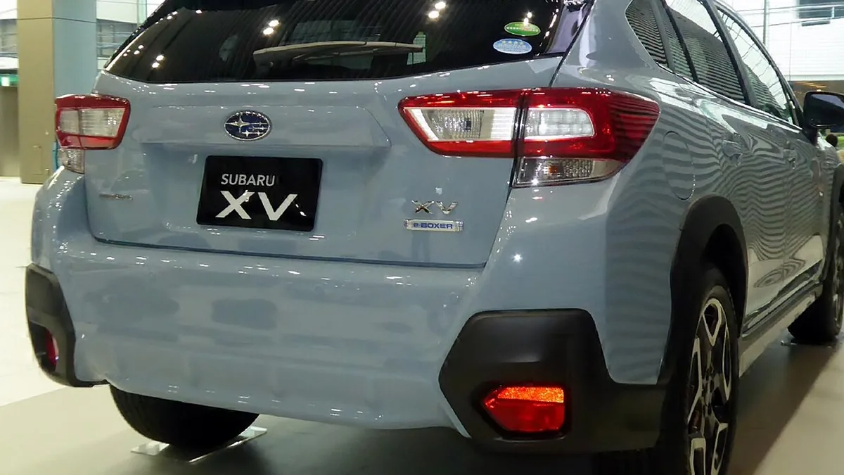 e-BOXERのバッジが付くXV Advanceを右後ろから写した外観。ルーフ後端のスポイラーとテールランプ、リアバンパーが分かる
