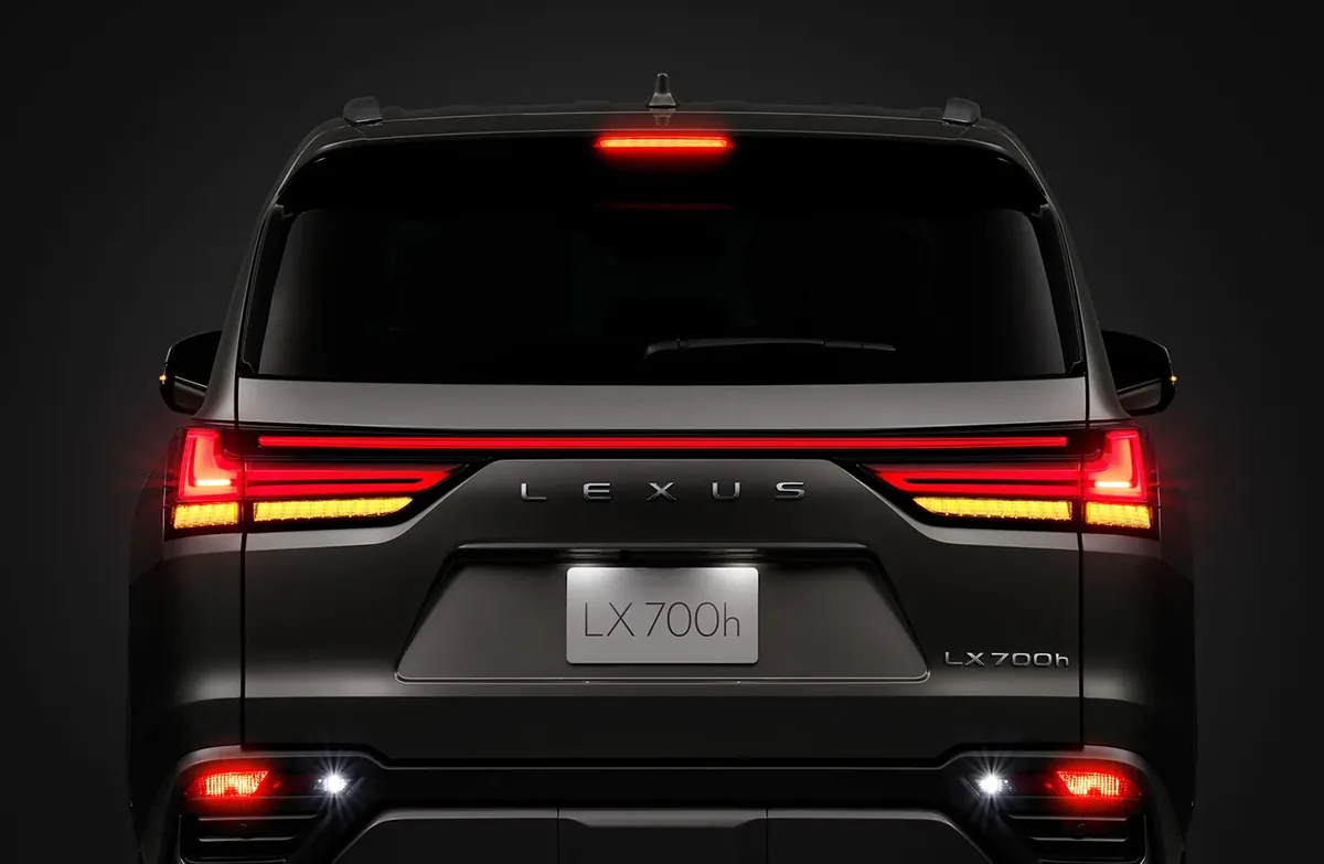 レクサスLX700hを真後ろから見た外観。横一文字のテールランプと「LEXUS」「LX700h」の文字が見える