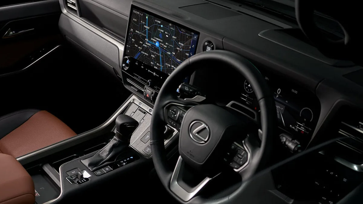レクサスGXの運転席まわり。ステアリングと、大きなセンターディスプレイ、茶色と黒のシートが見える