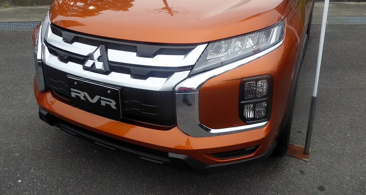 オレンジのRVRの正面。フロントバンパーの左右の端に、ターンランプとフォグランプが縦に並ぶ