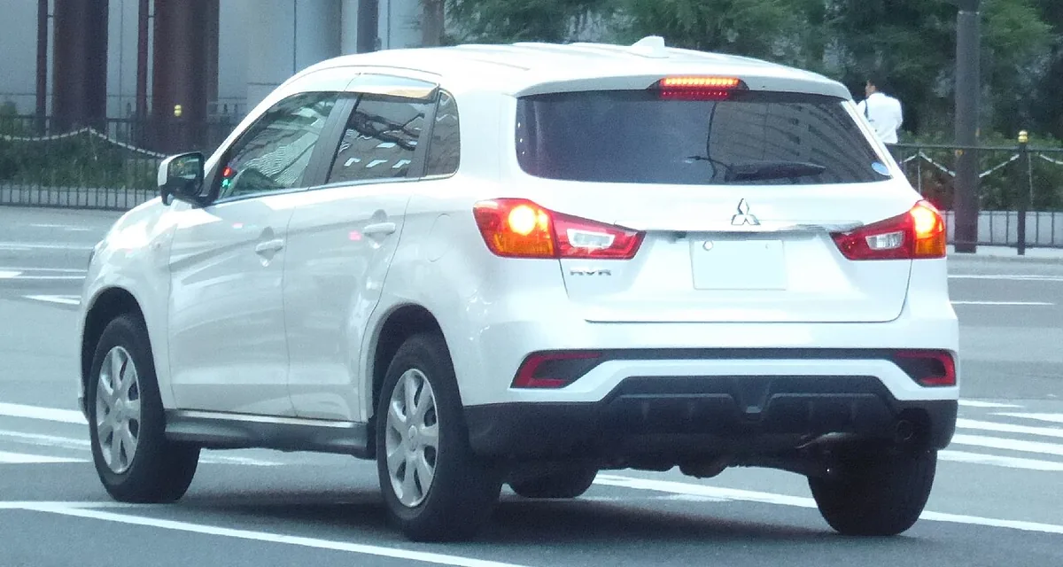 白いRVR Mを斜め後ろから見た外観。2019年8月より前の型で、後席のドアとテールゲートが見える