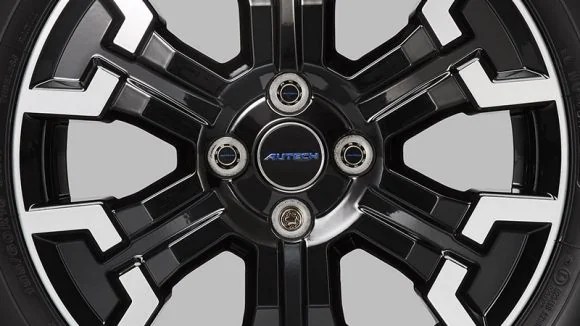 黒と銀の2色のアルミホイールの中心。センターキャップに青いAUTECHの文字が入る