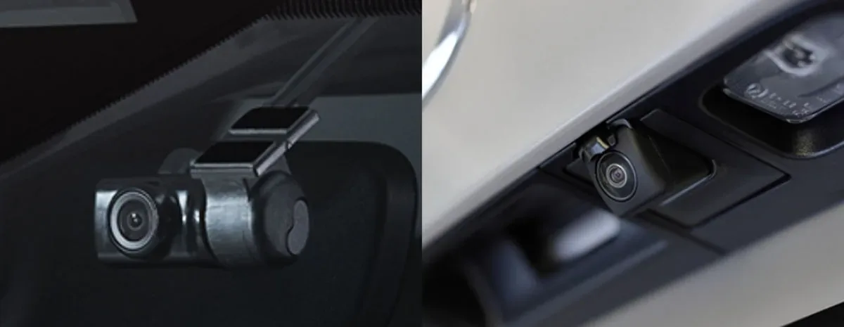 車内の前側に付けた小さなカメラ（左）と、車体の後ろ側に付けた小さなカメラ（右）を並べた写真