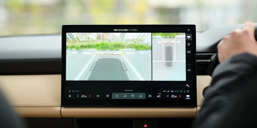 新型CX-5のセンターディスプレイ。車の後ろと真上から見た映像が並んで映る。ダッシュボードの下半分はベージュ色