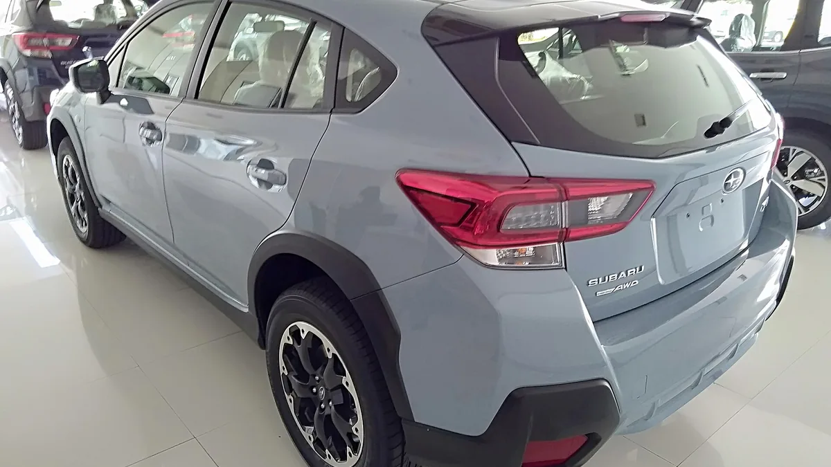 2021年のXV 1.6iを斜め後ろから見た外観。テールゲートとリアバンパーの形が分かる