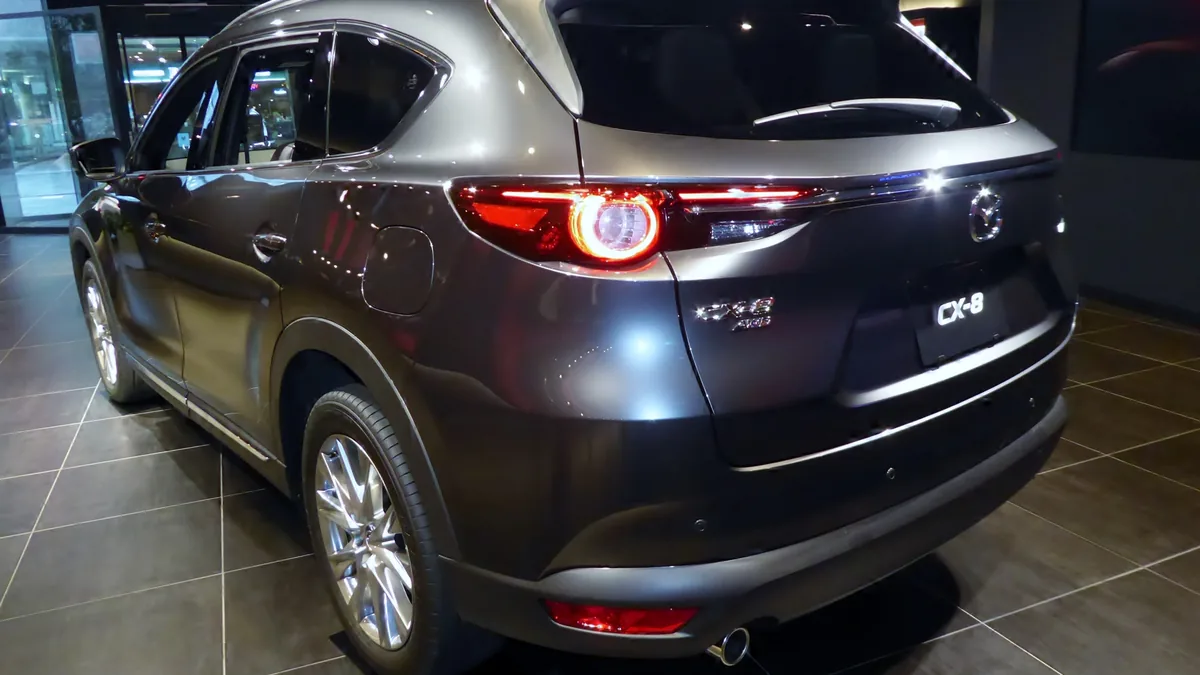 マツダ CX-8（XD L Package）を斜め後ろから見た写真。縦長のテールランプとリアゲートの「CX-8 AWD」のバッジが見える