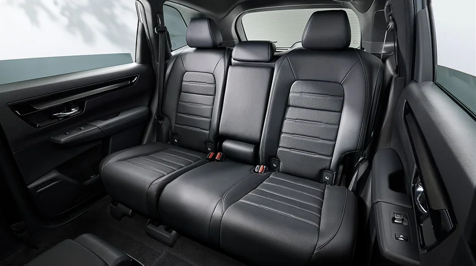 CR-V（6代目）の後席。黒いシートが3人分並ぶ