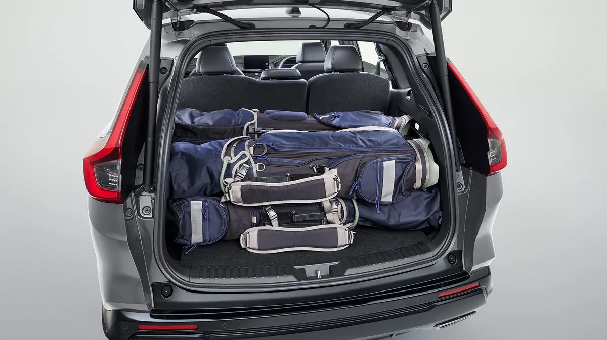 CR-V（6代目）の荷室。リアゲートを開け、ゴルフバッグが並んで積まれている