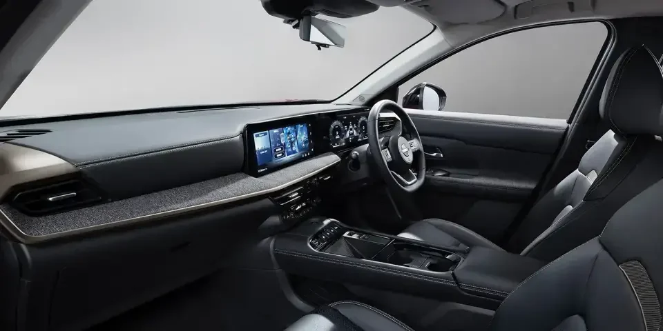 キックスの運転席まわりを助手席側から見た様子。横長のディスプレイとステアリングが見える