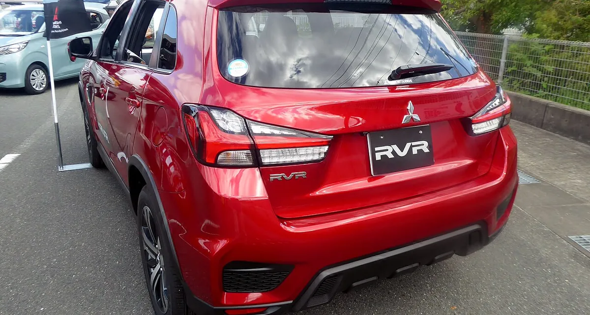 赤いRVR Gを後ろから見た外観。2019年8月以降の型で、荷室の出入り口になるテールゲートが見える