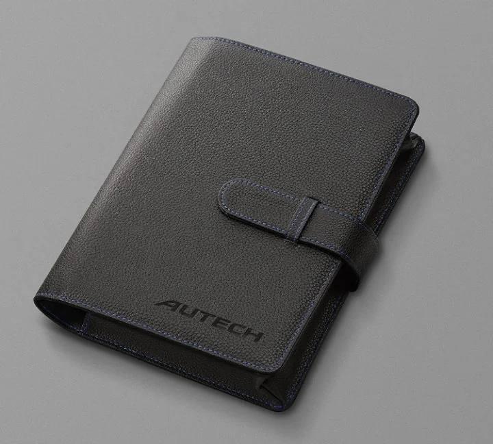 AUTECHの手帳型ケース。黒い革調で、青いステッチとAUTECHの型押しが入る