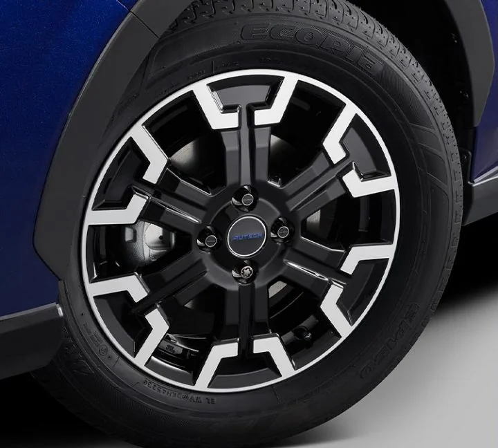 青い車体に付いた、黒と銀の2色のAUTECH CROSSOVERのアルミホイールとタイヤ