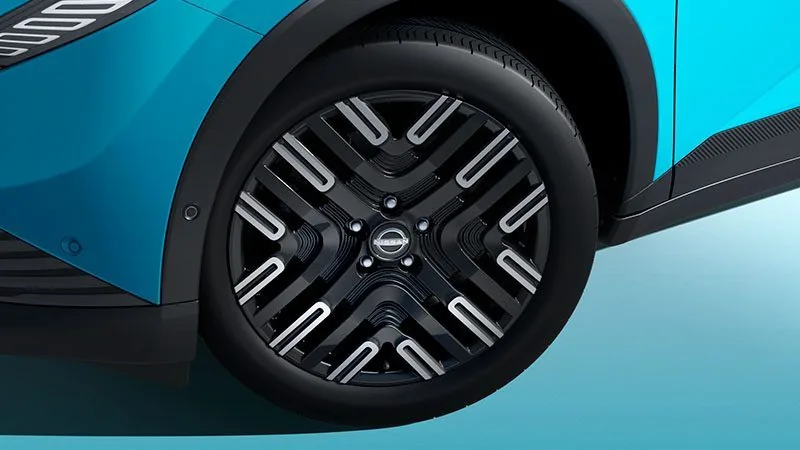 日産リーフのアルミホイール。黒地に銀色の線が入った模様で、ターコイズのボディのフェンダーに収まる