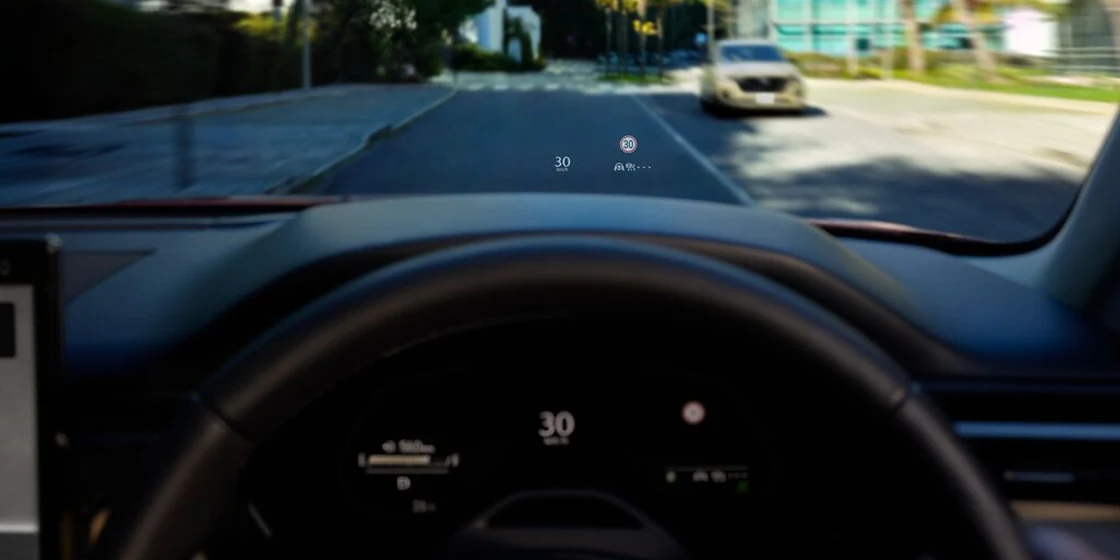 新型CX-5の運転席から見た景色。ハンドルの先のメーターと、フロントガラスの先に映る速度の表示が見える
