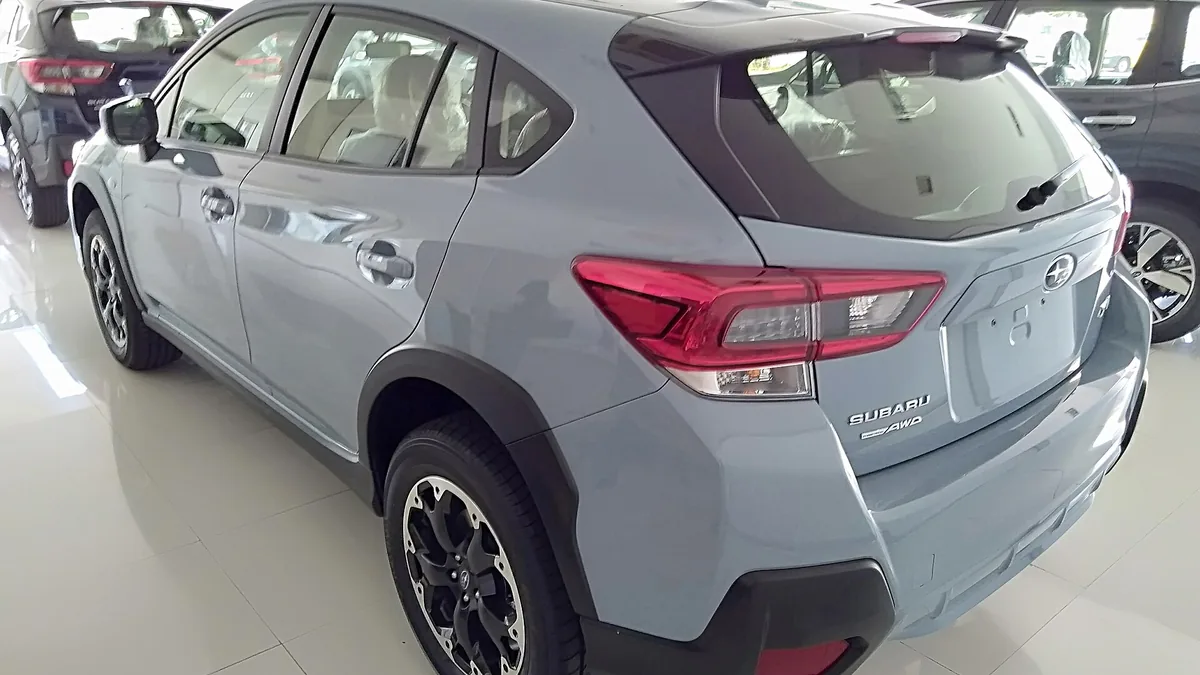 2021年のXV 1.6iを斜め後ろから見た外観。テールゲートとリアバンパーの形が分かる