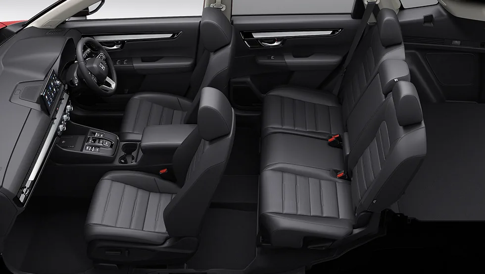 CR-V（6代目）の室内を斜めから見た様子。前席と後席の黒いシートが見える