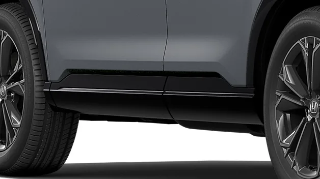 CR-V（6代目）の車体の側面。黒い下部のモールとホイールの一部が見える
